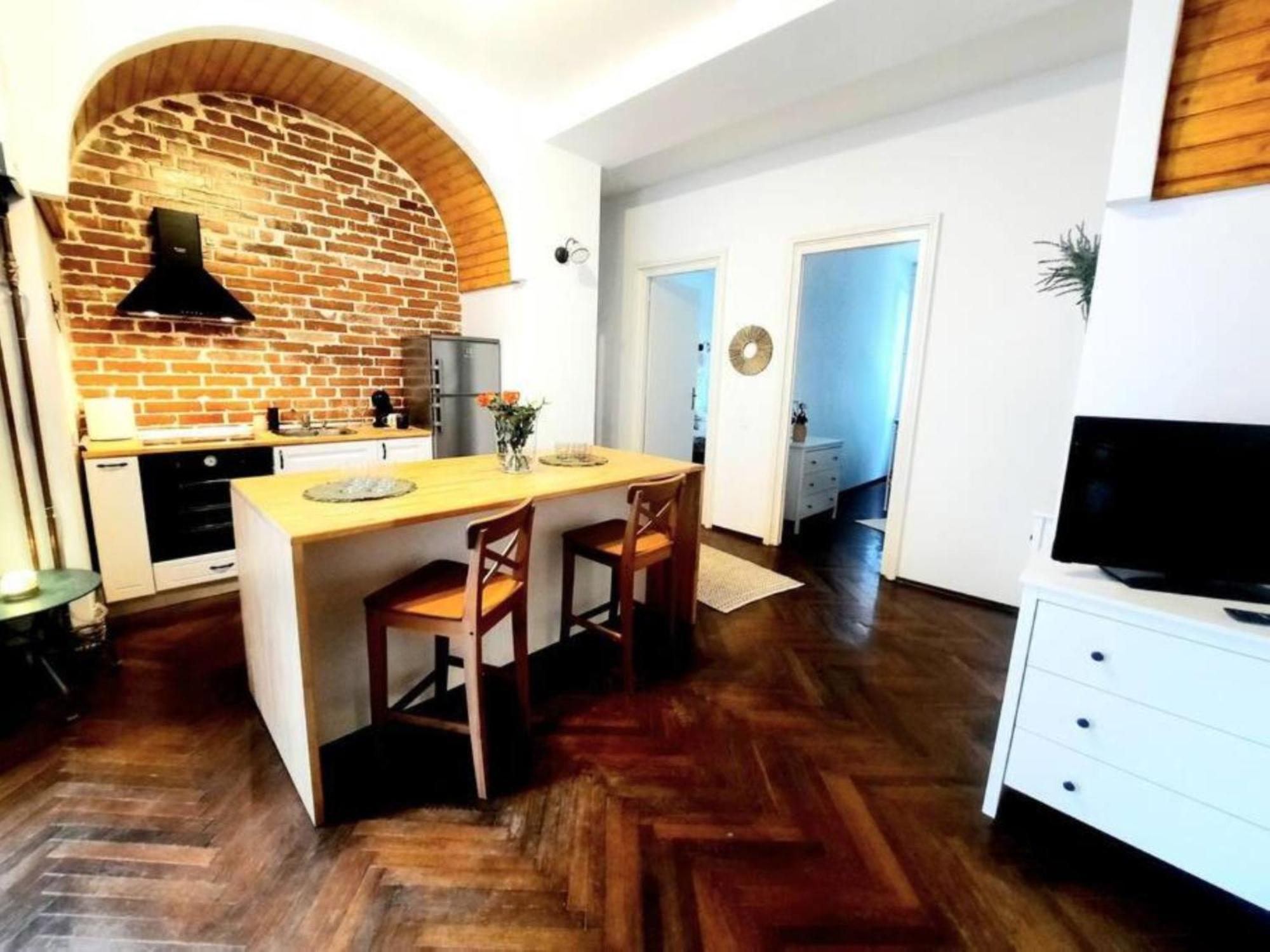 2 Bedroom Serviced Belle Vue By The Park Apartment *