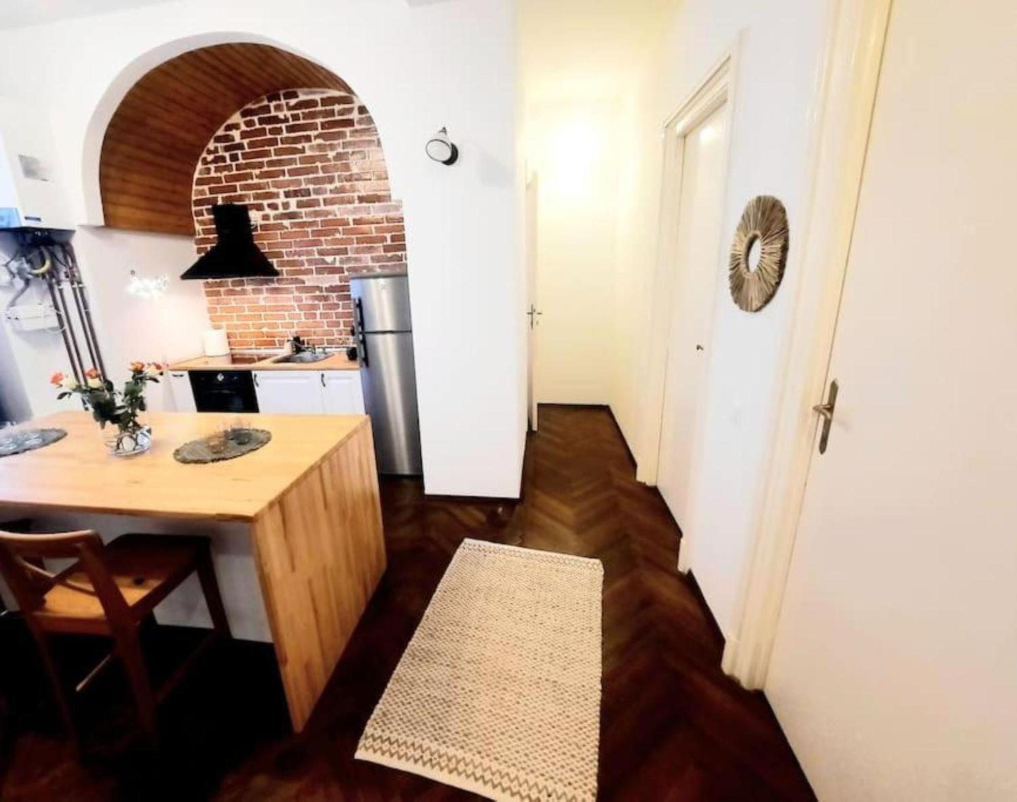 Apartment 2 Bedroom Serviced Belle Vue By The Park Timisoara