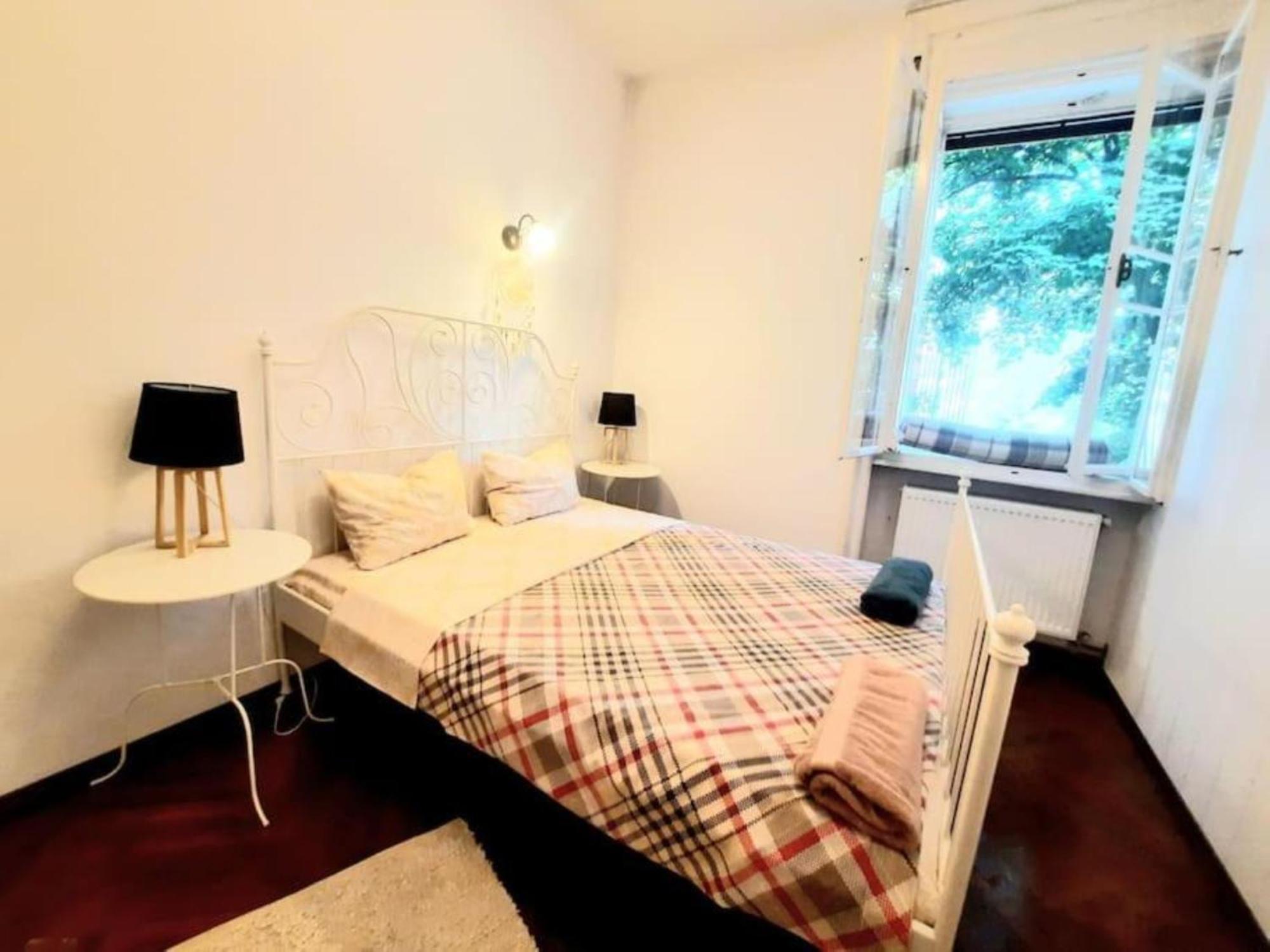 2 Bedroom Serviced Belle Vue By The Park