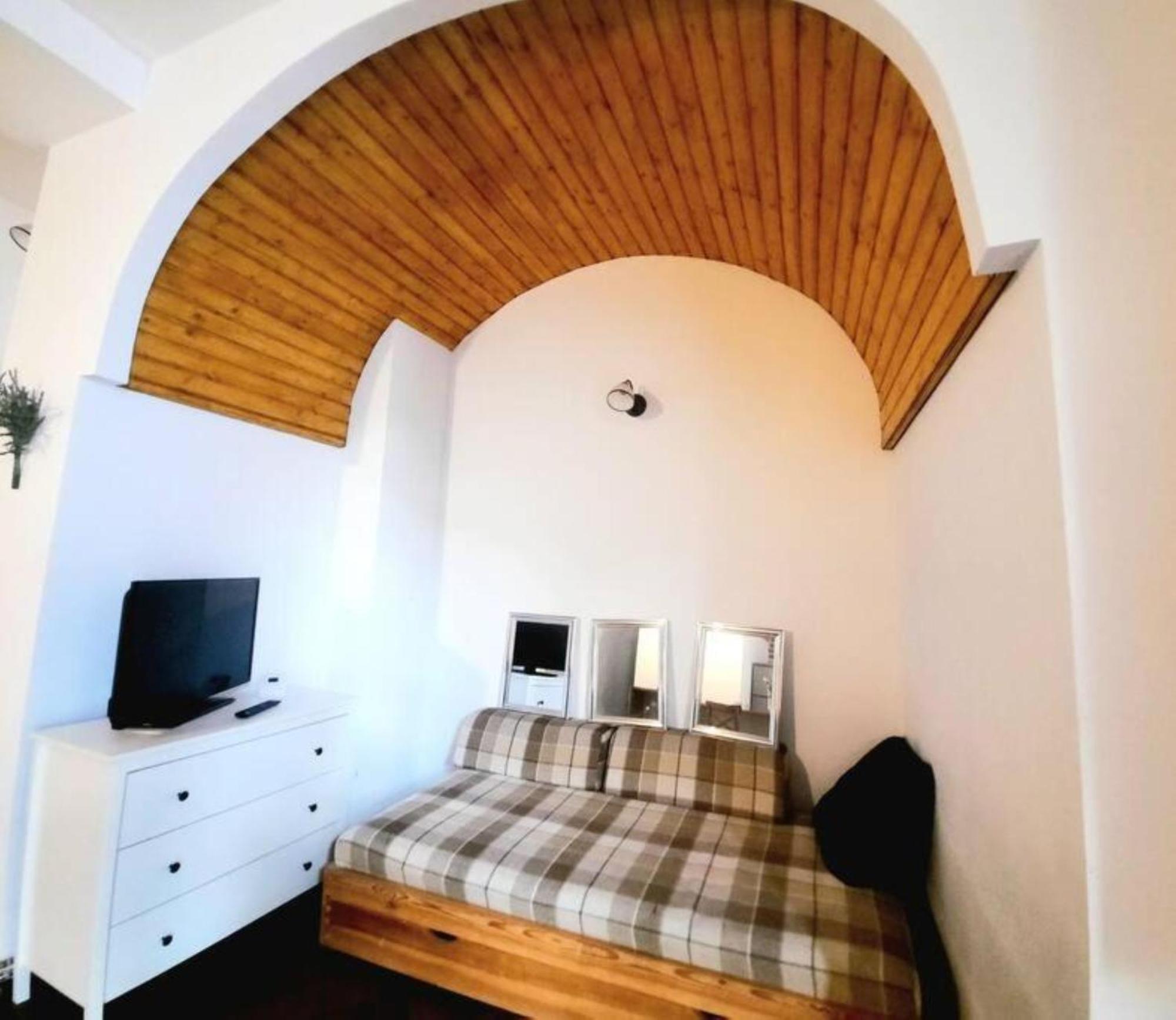 Apartment 2 Bedroom Serviced Belle Vue By The Park Timisoara