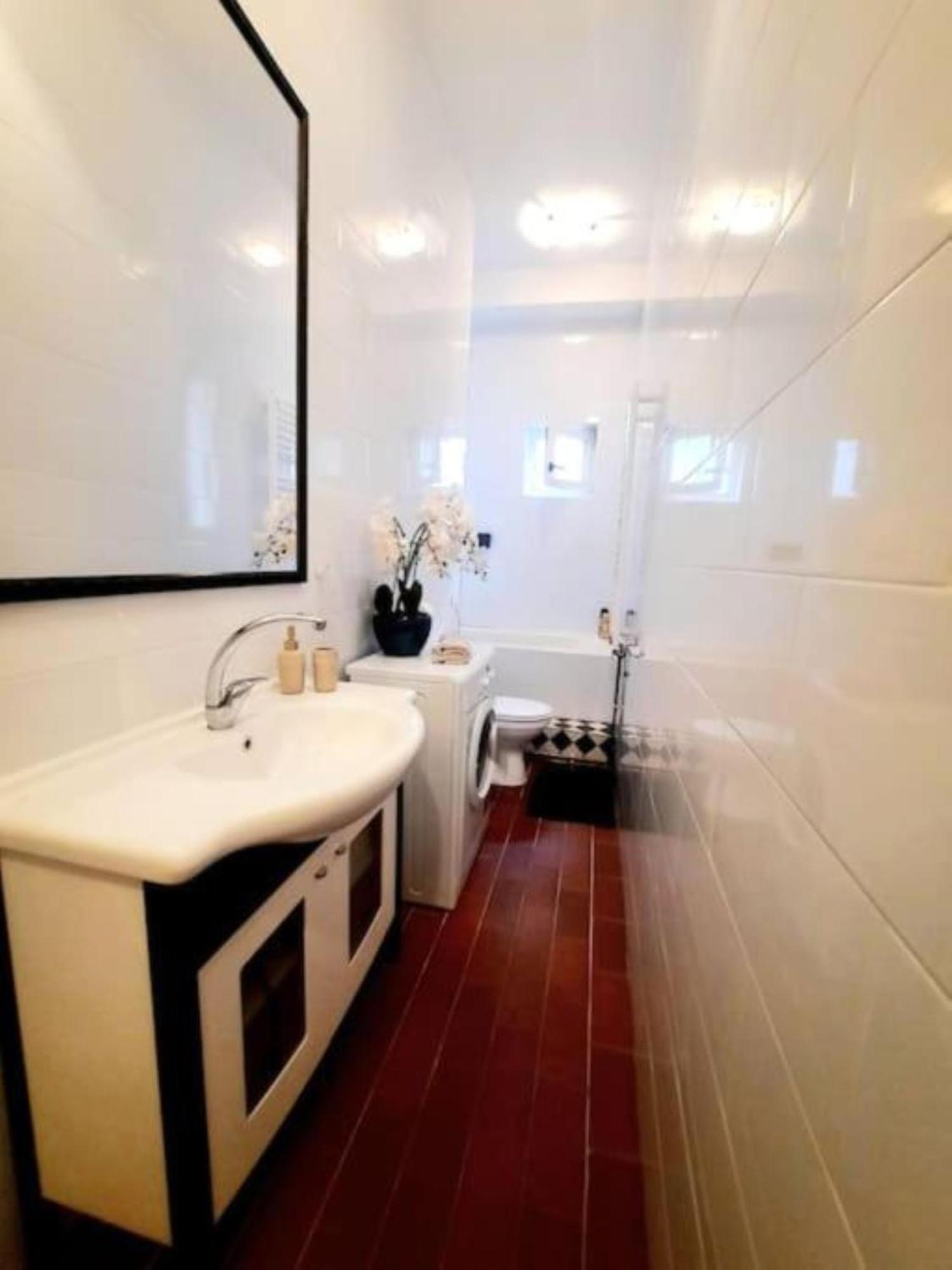 2 Bedroom Serviced Belle Vue By The Park *